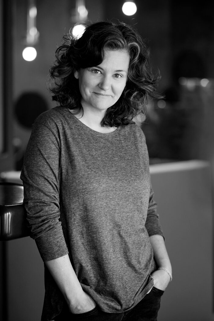 Portrait der Autorin Julia Çam in schwarz weiß.